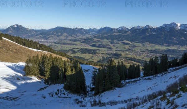 View from the Bolsterlanger Horn of villages in the Illertal and mountains of the Allgäu Alps, Bolsterlang, Oberstdorf, Oberallgäu, Allgäu, Bavaria, Germany