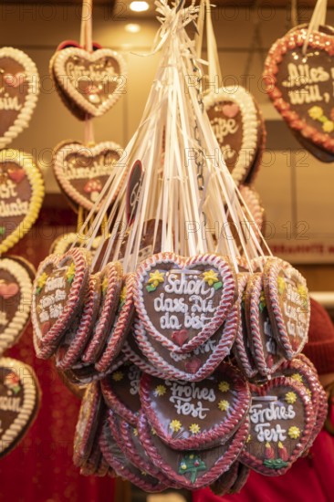 Colourful gingerbread hearts hang on the festive stands at the Stuttgart Christmas market. They are a popular sweet treat and embody the Christmas atmosphere. The selection is large and invites you to feast and give as a gift