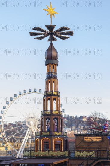 Stuttgart 2025 Christmas market on Schlossplatz with festive lights, a Christmas pyramid, mulled wine, traditional treats and artisan stalls. Magical light installations and lively atmosphere