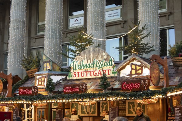 Stuttgart 2025 Christmas Market on Schlossplatz and on Königsstraße opposite the Königsbau offers festive lights and an impressive Christmas pyramid. Mulled wine, traditional delicacies and artisan stalls characterize the lively atmosphere. Magical light installations create a Christmas atmosphere and an unforgettable experience