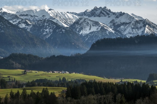 View of mountains in the Allgäu Alps from Bolsterlang, in the middle of Kratzer, Oberstdorf, Oberallgäu, Allgäu, Bavaria, Germany