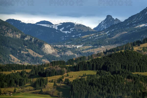 View from Kirwang, of the Allgäu Alps, back middle Oberjoch, back right Rote Flüh, Oberstdorf, Oberallgäu, Allgäu, Bavaria, Germany