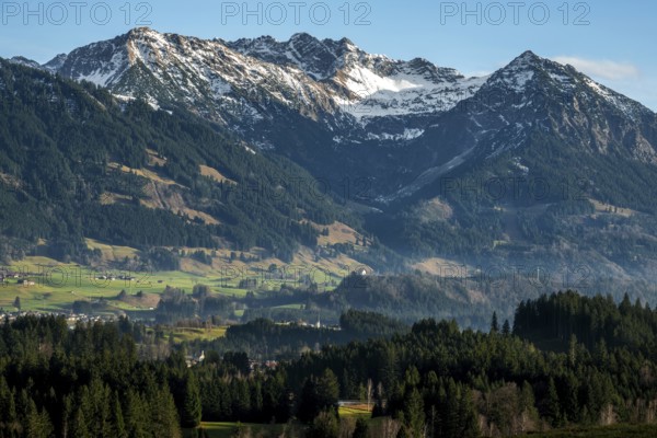View from Bolsterlang into the Illertal and mountains of the Allgäu Alps, behind Entschenkopf, Nebelhorn and RubihornOberstdorf, Oberallgäu, Bavaria, Germany