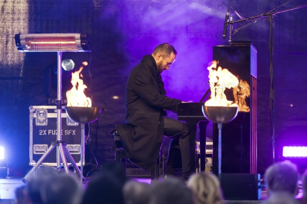 Igor Levit (pianist) plays the piano at the lighting of the 20th anniversary Hanukkah in front of the Brandenburg Tor, Berlin, 17.12.2025