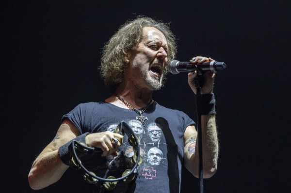 Carl Sentance, singer, NAZARETH, hard rock band, UK, Bending The Rules 2025 tour, live, 17.12.2025, Uber Eats Music Hall, Berlin, Germany < english> NAZARETH, hard rock band, UK, Bending The Rules 2025 tour, live, December 17th, 2025, Uber Eats Music Hall, Berlin, Germany