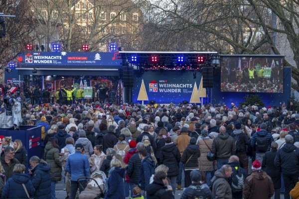 The WDR2 Christmas Miracle, fundraising campaign over 5 days long, non-stop broadcast, 24 hours, by 4 presenters, here the 4th time, this time from Burgplatz in Essen, collecting donations against hunger in the world and for food banks in North Rhine-Westphalia, 15, 644, 256€ were donated, big event with huge reach, North Rhine-Westphalia, Germany