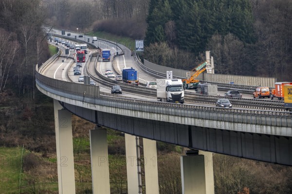 The Wiehl Valley Bridge, A4 motorway, the motorway bridge is considered extremely dilapidated, there is massive damage to the road plate and the main structure of the bridge, repair work below the bridge, traffic only rolls in one lane in each direction, trucks are still allowed to drive there with a maximum of 44 t and must keep a minimum distance of 50 meters, there is a risk of full closure, the bridge is 700 meters long, built in 1970, in Bergische Land, near Weiershagen, belongs to the city of Wiehl, North Rhine-Westphalia, Germany
