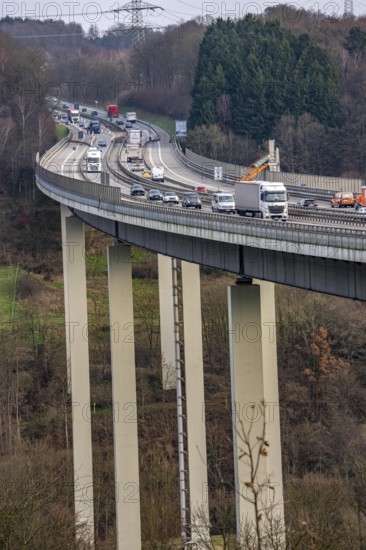 The Wiehl Valley Bridge, A4 motorway, the motorway bridge is considered extremely dilapidated, there is massive damage to the road plate and the main structure of the bridge, repair work below the bridge, traffic only rolls in one lane in each direction, trucks are still allowed to drive there with a maximum of 44 t and must keep a minimum distance of 50 meters, there is a risk of full closure, the bridge is 700 meters long, built in 1970, in Bergische Land, near Weiershagen, belongs to the city of Wiehl, North Rhine-Westphalia, Germany