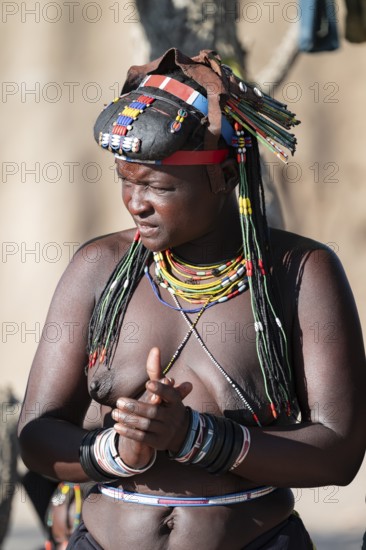 Traditional dance, brightly decorated woman of the Hakaona tribe also Havakona or Hakawona, near Opuwo, Kunene, Namibia
