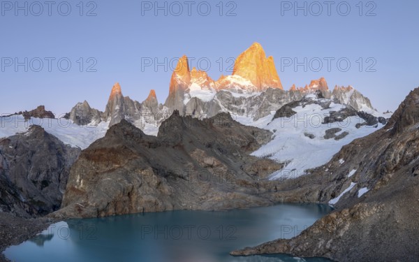 Laguna de los Tres, sunrise, alpine glow, glaciers and glaciers Lake de los Tres, mountains and peaks of Monte Fitz Roy, Cerro Chalten, Los Glaciares National Park, Patagonia, Santa Cruz Province, Argentina