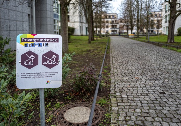Information sign about private property with reference to leash pressure for dogs, Berlin, Germany
