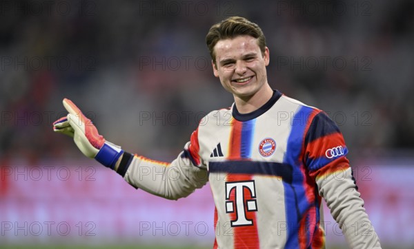 Warm-up Training Goalkeeper Jonas Urbig FC Bayern Munich FCB (40) smiles Gesture Gesture Allianz Arena, Munich, Bavaria, Germany