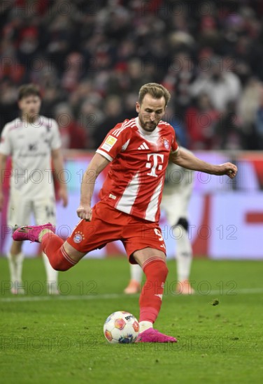 Goal kick Action Goal chance Harry Kane FC Bayern Munich FCB (09) on penalty, penalty kick Allianz Arena, Munich, Bavaria, Germany