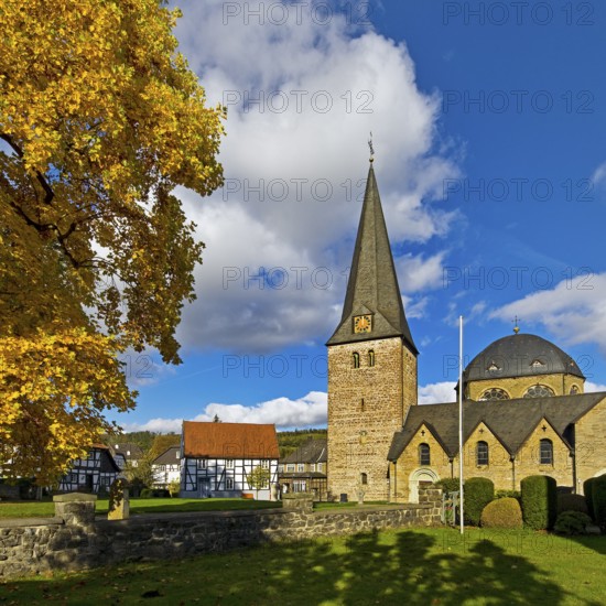 Pfarrkirche Sankt Blasius im Herbst, Balve, Sauerland, North Rhine-Westphalia, Germany