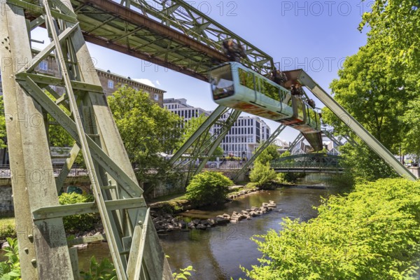Schwebebahn und Fluss Wupper in Elberfeld, Wuppertal, North Rhine-Westphalia, Germany