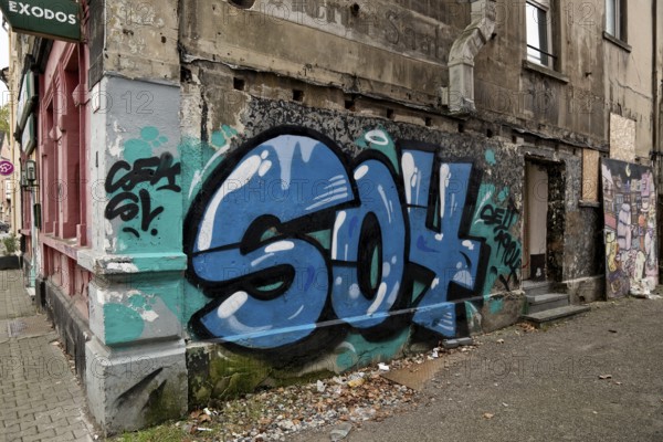 Decaying façade smeared with graffiti, scrap property in a difficult district, Gelsenkirchen, Ruhr area, North Rhine-Westphalia, Germany