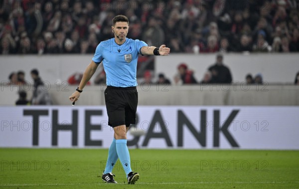 Referee Referee Marian Barbu (ROU) Gesture Gesture in the background Perimeter advertising Logo THE BANK SWISSQUOTE Europa League, MHPArena, MHP Arena Stuttgart, Baden-Württemberg, Germany