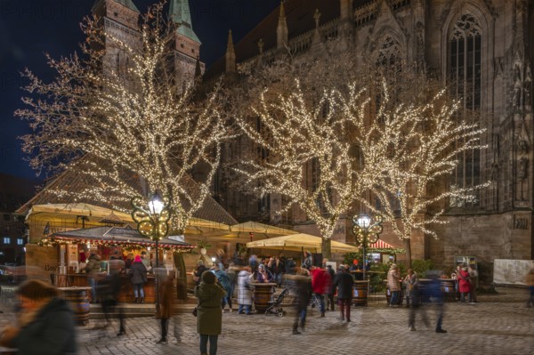 Famous Nuremberg bratwurst house decorated at Christmas time, Sebaldus Church in the back, Nuremberg, Middle Franconia, Bavaria, Germany
