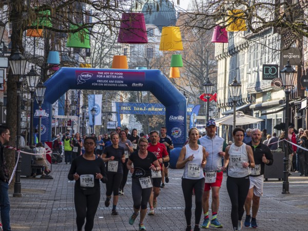 Running event 'Wasalauf', downtown Celle, along half-timbered houses, Celle, Germany