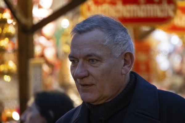 Politician Jan van Aken (Die Linke) visits the Frankfurt Christmas market in the evening, Römerberg, Frankfurt am Main, Hesse, Germany