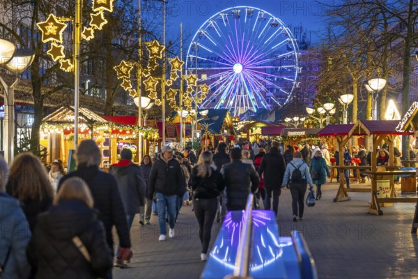 Christmas market in downtown Duisburg, Königstraße, Ferris wheel, North Rhine-Westphalia, Germany