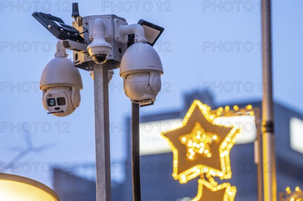 Video surveillance at the Christmas market in downtown Duisburg, Königstraße, by a private security company on behalf of the city, the police are notified of relevant events, North Rhine-Westphalia, Germany
