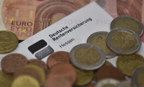 German pension insurance calculates the pension, euro, banknotes, coins
