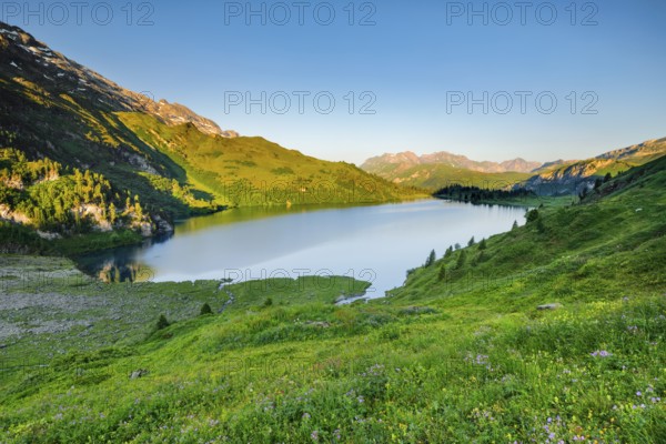 Engstlensee near Engstlenalp with Rothorn and Glogghues in the background, Canton of Bern, Switzerland