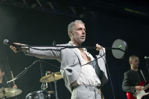 BAXTER DURY (son of Ian Dury), musician, singer, indie/pop, GB, ALLBARONE TOUR, live on 01.12.2025 at Huxleys Neue Welt, Berlin, Germany, sold out < english> BAXTER DURY (son of Ian Dury), musician, singer, UK, live on 01.12.2025 at Huxley's New World, sold out