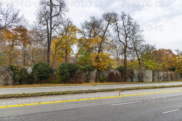 Cannstatter Straße in Stuttgart, federal road B14. The city wants to dismantle the six-lane road and enlarge the neighboring castle garden. But the dividing wall is a listed building. Stuttgart, Baden-Württemberg, Germany