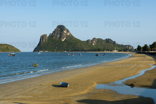 Lonely sandy beach and mountains, sunset, Prachuap Khiri Khan, Prachuap Khiri Khan Province, Central Thailand, Thailand