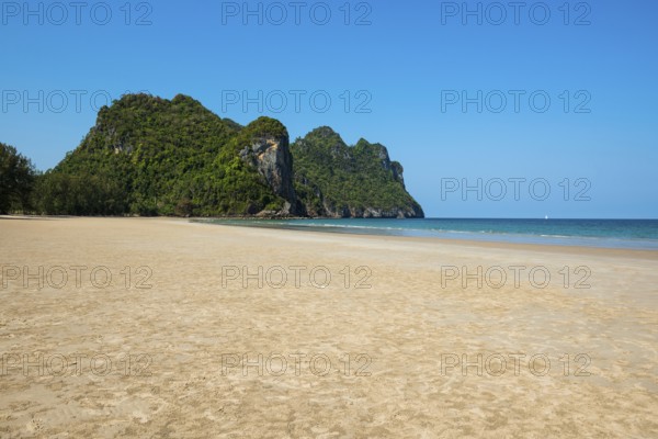 Lonely beach and mountains, Thung Yang Beach, Pak Khlong, Chumphon, Chumphon Province, Central Thailand, Thailand