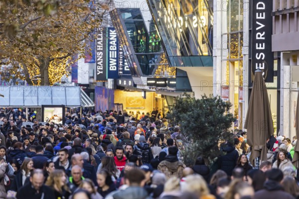 Busy shopping street in Stuttgart. On the first weekend of Advent, visitors flock through the Christmassy decorated Königstraße pedestrian zone in Stuttgart. Stuttgart, Baden-Württemberg, Germany