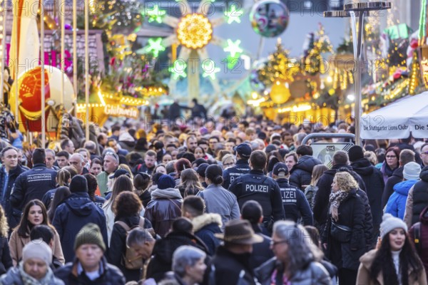 Busy shopping street in Stuttgart. Police patrol in the midst of the crowds. On the first weekend of Advent, visitors flock through the Christmassy decorated Königstraße pedestrian zone in Stuttgart. Stuttgart, Baden-Württemberg, Germany