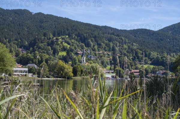 View of the village of Schliersee, in the foreground the lake, Schliersee, Upper Bavaria, Bavaria, Germany