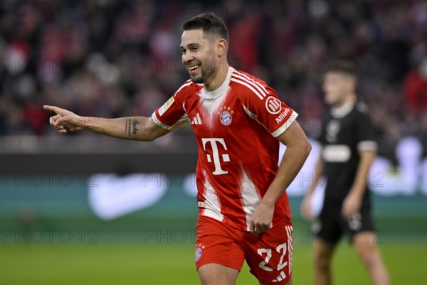 Goal cheer Raphael Guerreiro FC Bayern Munich FCB (22) Gestik Gesture Allianz Arena, Munich, Bavaria, Germany