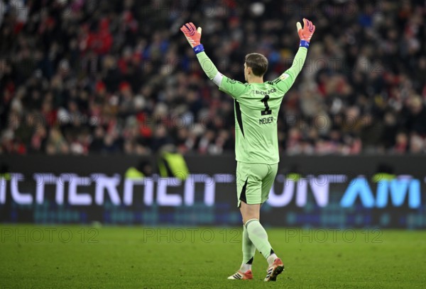 Goalkeeper Manuel Neuer FC Bayern Munich FCB (01) gesture gesture from behind Allianz Arena, Munich, Bayern, Germany