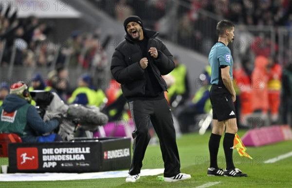 Coach Coach Vincent Kompany FC Bayern Munich FCB on the sidelines goal cheering gesture gesture TV camera logo Bundesliga app linesman assistant referee Allianz Arena, Munich, Bayern, Germany