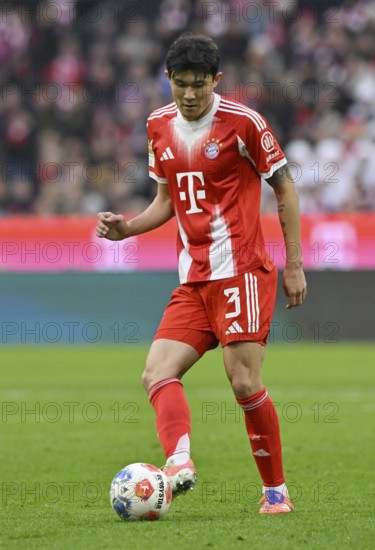 Min-jae Kim FC Bayern Munich FCB (03) Action at the Allianz Arena Ball, Munich, Bayern, Germany