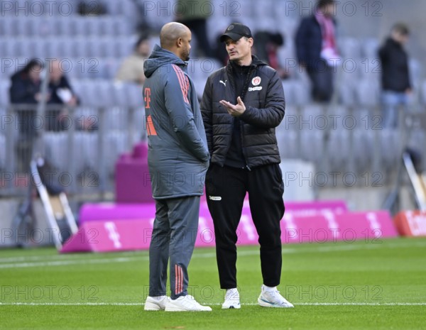 Coach coach Vincent Kompany FC Bayern Munich FCB talking to coach coach Alexander Blessin FC St. Pauli Gestik Gesture Allianz Arena, Munich, Bavaria, Germany