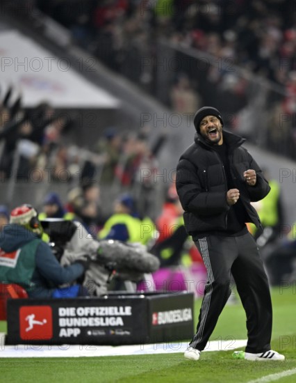 Coach coach Vincent Kompany FC Bayern Munich FCB on the sidelines goal cheering gesture gesture TV camera logo Bundesliga app Allianz Arena, Munich, Bayern, Germany