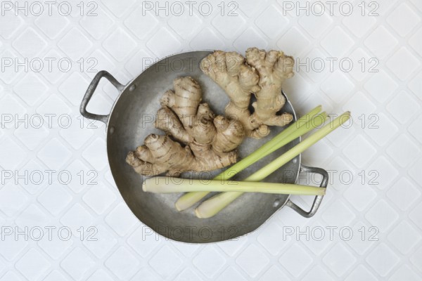 Ginger, ginger tubers and lemongrass with peel