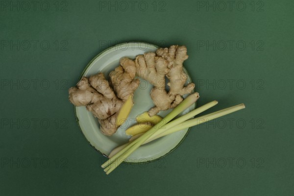 Ginger tubers and lemongrass on plate, Zingiber officinale, Cymbopogon citratus