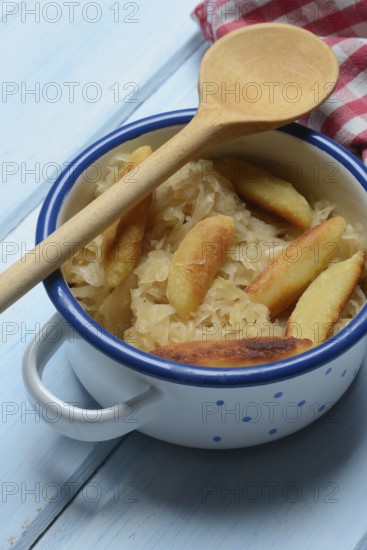 Fried puff noodles with sauerkraut in pots