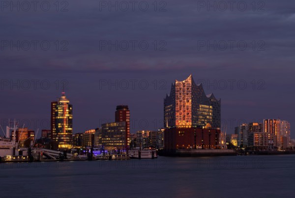 View over the Norderelbe to Elbe Philharmonic Hall, Elphie, Columbus House, Hafencity, Kehrwiederspitze, The Crown residential complex, Free and Hanseatic City of Hamburg, evening light, twilight, Germany