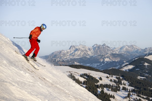 Skiers, downhill Hohe Salve, back Loferer Steinberge, SkiWelt Wilder Kaiser Brixenthal, Hochbrixen, Tyrol, Austria