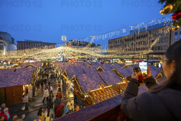 Pre-Christmas time, visitors to de, Christmas market in downtown Essen, on Kennedyplatz, the market is already opening in mid-November, Christmas lights, Essen Light Weeks, North Rhine-Westphalia, Germany