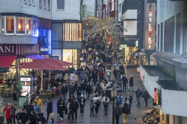 Limbecker Straße shopping street, pedestrian zone, full, lots of people shopping, Christmas lights, Essen Light Weeks, Essen, North Rhine-Westphalia, Germany