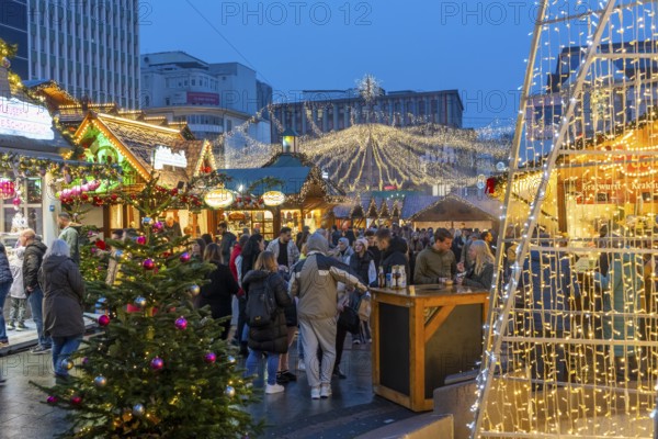 Pre-Christmas time, visitors to de, Christmas market in downtown Essen, on Kennedyplatz, the market is already opening in mid-November, Christmas lights, Essen Light Weeks, North Rhine-Westphalia, Germany