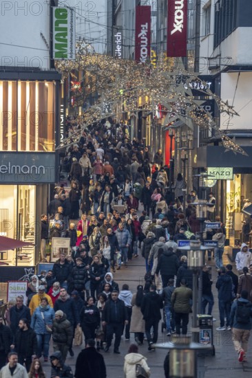 Limbecker Straße shopping street, pedestrian zone, full, lots of people shopping, Christmas lights, Essen Light Weeks, Essen, North Rhine-Westphalia, Germany